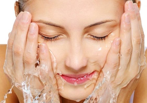 Rửa mặt là bước đầu tiên trong skincare
